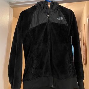 North Face Women’s Size small fleece zip up jacket with hood. Gently used.